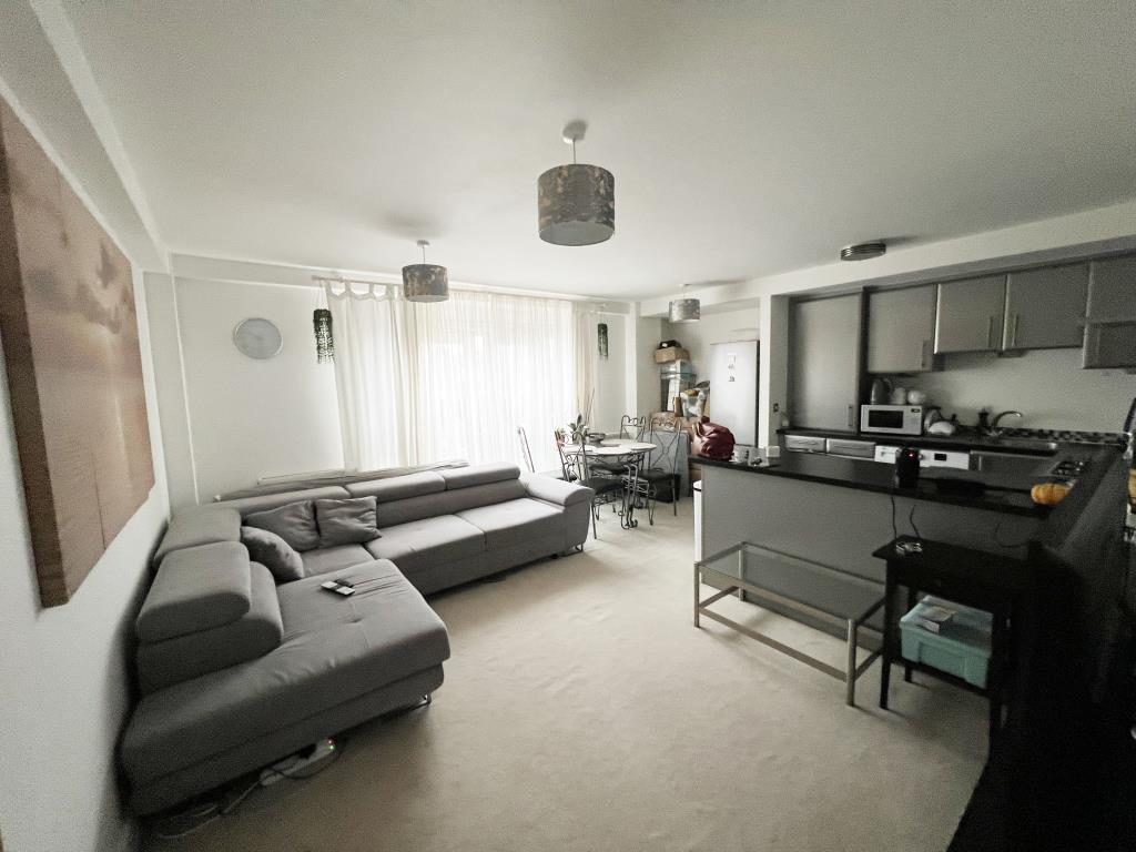 Lot: 28 - TWO-BEDROOM CITY CENTRE FLAT - 